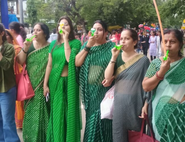 सहेलियों के संग सावन की रंगत, परंपरा और उल्लास की अद्भुत झलक