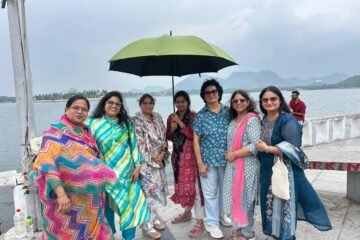 धूप-बारिश में महिलाओं का सहारा बना रोटरी एलीट, फतेहसागर किनारे बांटी 20 छतरियां