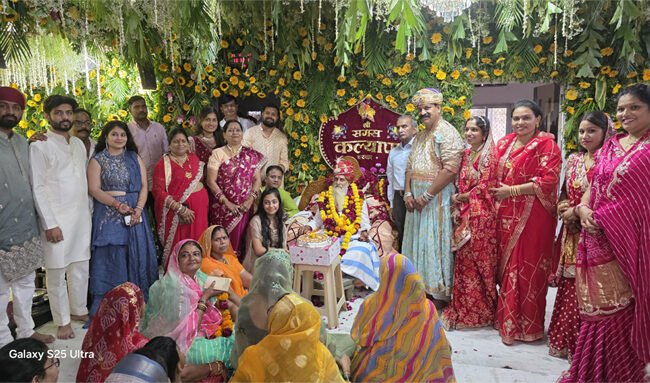 जोगपोल मंडी के नाल उदयपुर स्थित सगस जी बावजी के जन्मोत्सव पर भक्तों की दर्शनों के लिए लगी लंबी कतार