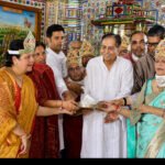 सूरजपोल दादावाड़ी में गूंजे भक्ति के स्वर, श्री वर्धमान शक्रस्तव महाभिषेक में उमड़ा श्रद्धा का सैलाब