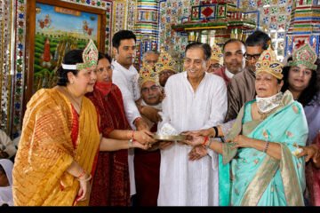 सूरजपोल दादावाड़ी में गूंजे भक्ति के स्वर, श्री वर्धमान शक्रस्तव महाभिषेक में उमड़ा श्रद्धा का सैलाब