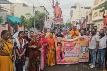 ढोल-नगाड़ों के बीच निकली वार्ड 72 के पार्षद प्रत्याशी नरेश वैष्णव की पदयात्रा