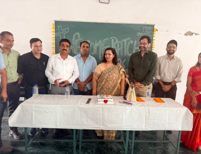 फार्मेसी में शोध-नवाचार पर जोर, नर्सिंग विद्यार्थियों ने किया शिक्षकों का सम्मान