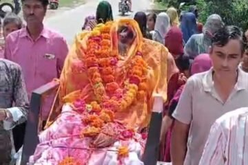 वाहन की चपेट में आने से वानर की मौत, श्रद्धालुओं ने वैदिक रीति से किया अंतिम संस्कार