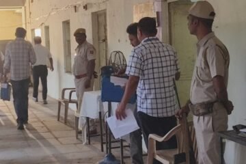 नगर परिषद डूंगरपुर के 40 एवं नगरपालिका सागवाड़ा के 35 वार्डों की मतगणना शांतिपूर्ण एवं पारदर्शी वातावरण में संपन्न