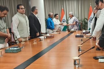 यूपीआई मुद्दे पर देश भर के वरिष्ठ व्यापारिक नेताओं के प्रतिनिधिमंडल ने वित्त मंत्री से की मुलाकात