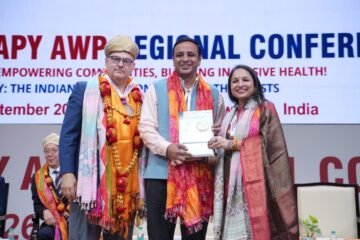 फिजियोथेरेपी के क्षेत्र में उल्लेखनीय सेवाओं डॉ. दीपक को अवार्ड