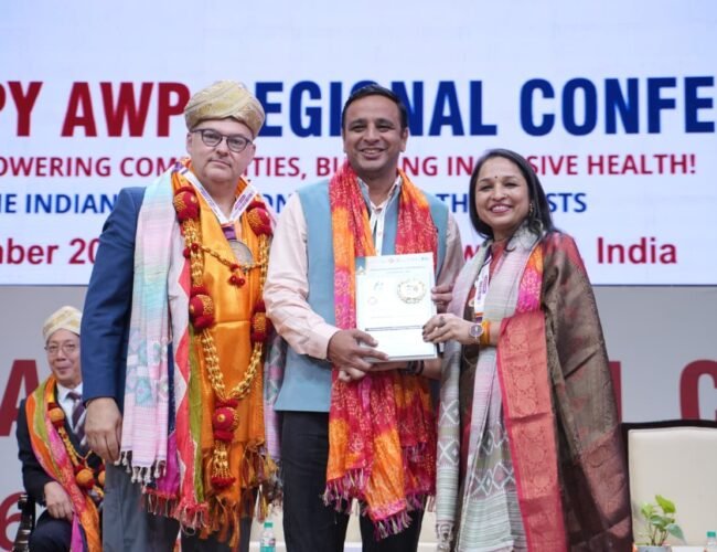 फिजियोथेरेपी के क्षेत्र में उल्लेखनीय सेवाओं डॉ. दीपक को अवार्ड