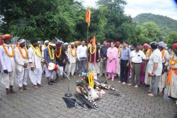 मेवाड़ की प्रसिद्ध गवरी नृत्य नाटिका का फतहसागर पाल पर मंचन