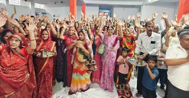 सत्यनारायण भगवान की कथा में गूंजे भक्ति के स्वर, श्रद्धालुओं ने सुनी भगवान की महिमा