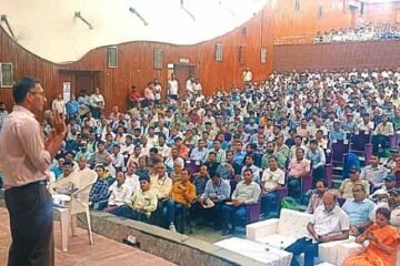 निष्पक्ष और शांतिपूर्ण निर्वाचन के लिए मतदान कार्मिक सतर्कता से निभाएं दायित्व – जिला निर्वाचन अधिकारी