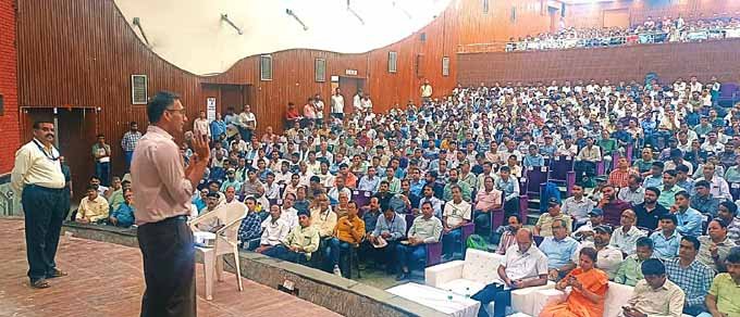 निष्पक्ष और शांतिपूर्ण निर्वाचन के लिए मतदान कार्मिक सतर्कता से निभाएं दायित्व – जिला निर्वाचन अधिकारी