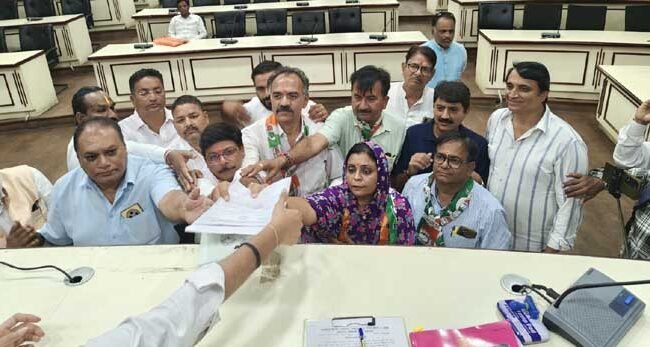कांग्रेस से पार्षद डॉ पूनम कुंवर राठौड ने महापौर के लिए पेश किया नामांकन पत्र