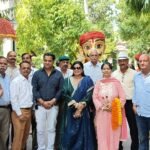 विश्व पर्यटन दिवस पर सहेलियों की बाड़ी में सजा संस्कृति और कला का रंग, पर्यटकों को लगाई नि:शुल्क मेहंदी
