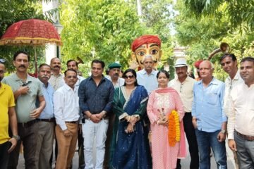 विश्व पर्यटन दिवस पर सहेलियों की बाड़ी में सजा संस्कृति और कला का रंग, पर्यटकों को लगाई नि:शुल्क मेहंदी