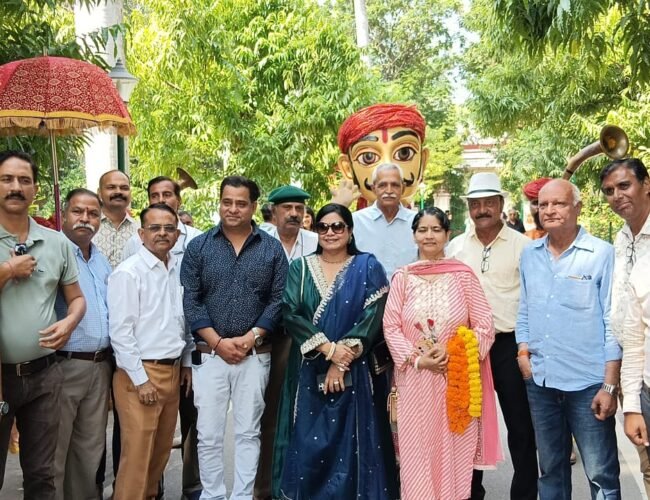 विश्व पर्यटन दिवस पर सहेलियों की बाड़ी में सजा संस्कृति और कला का रंग, पर्यटकों को लगाई नि:शुल्क मेहंदी