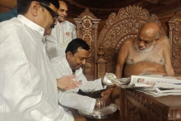 महापौर पारस सिंघवी ने इंदौर पहुंचकर गुरुदेव सुधा सागर जी का लिया आशीर्वाद