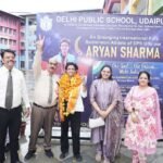 डीपीएस, उदयपुर के अंतरराष्ट्रीय बैडमिंटन खिलाड़ी आर्यन का जापान से उदयपुर आने पर विद्यालय में भव्य स्वागत