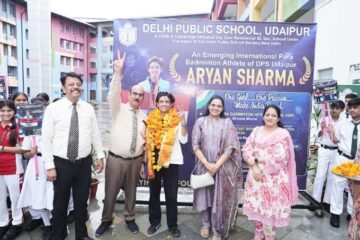 डीपीएस, उदयपुर के अंतरराष्ट्रीय बैडमिंटन खिलाड़ी आर्यन का जापान से उदयपुर आने पर विद्यालय में भव्य स्वागत