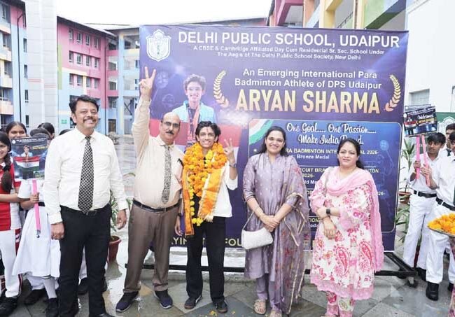 डीपीएस, उदयपुर के अंतरराष्ट्रीय बैडमिंटन खिलाड़ी आर्यन का जापान से उदयपुर आने पर विद्यालय में भव्य स्वागत