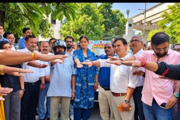 501 हेलमेट बांटकर दिया सड़क सुरक्षा का संदेश, स्व. विश्वमोहिनी शर्मा की पुण्यस्मृति में हुआ जागरूकता अभियान