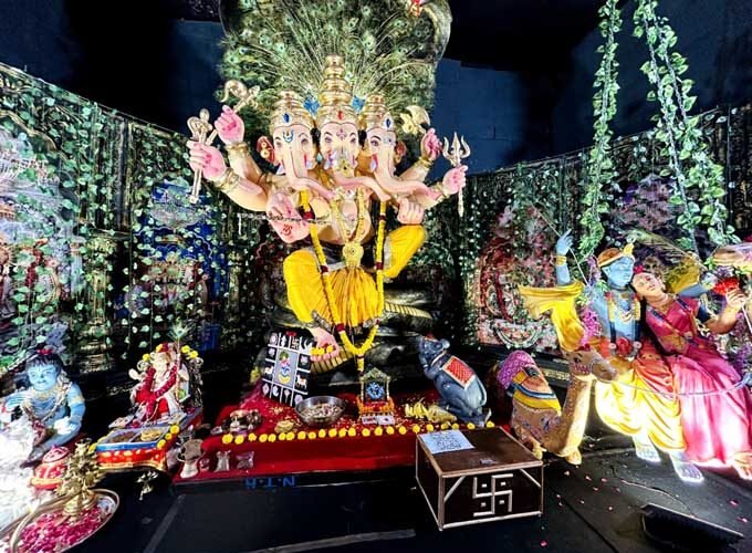 राधाष्टमी पर वृंदावन-सी सजी झांकी, 501 किलो केले का लगाया भोग