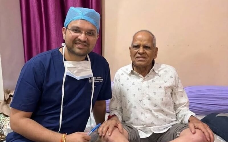 पारस हॉस्पीटल में 90 की उम्र में रोबोटिक घुटना प्रत्यारोपण से मिली नई जिंदगी, एक महीने में चौकड़ी मारकर बैठने लगे बुजुर्ग, छोटीसादड़ी के भुरा