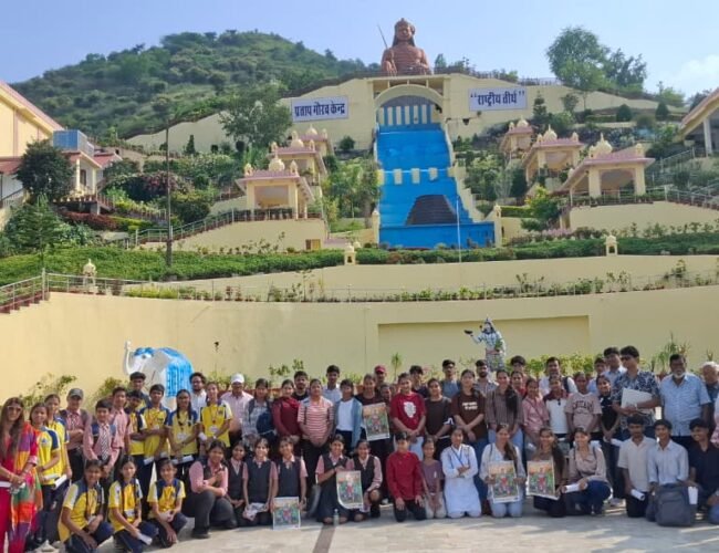 चित्रकला प्रतियोगिता में उमड़ा उत्साह: मानो नन्हें हाथों में सिमट कर धरती के सारे रंग प्रताप गौरव केन्द्र घूमने चले आए हों