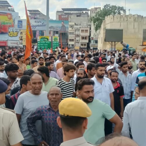 मंदिर में तोडफोड को लेकर फूटा जनाक्रोश, बाजार बंद, आरोपी गिरफ्तार