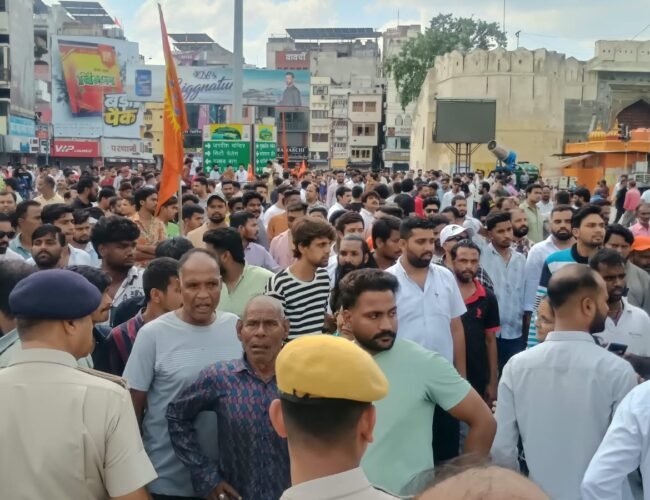 मंदिर में तोडफोड को लेकर फूटा जनाक्रोश, बाजार बंद, आरोपी गिरफ्तार