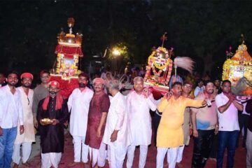 जलझूलनी एकादशी पर मंदिरों से ठाकुरजी की निकली शोभायात्रा, महाआरती में उमड़ा श्रद्धा का सैलाब
