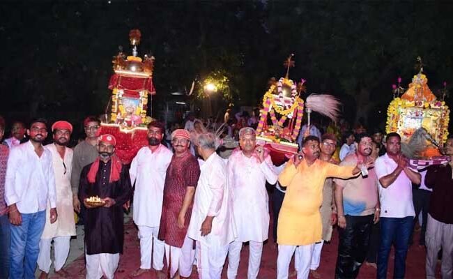 जलझूलनी एकादशी पर मंदिरों से ठाकुरजी की निकली शोभायात्रा, महाआरती में उमड़ा श्रद्धा का सैलाब