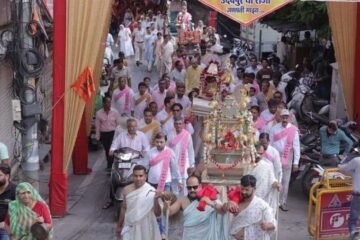 हाथीपोल धर्मशाला से गणगौर घाट तक निकला भगवान का भव्य वरघोड़ा