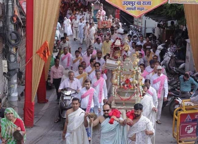 हाथीपोल धर्मशाला से गणगौर घाट तक निकला भगवान का भव्य वरघोड़ा