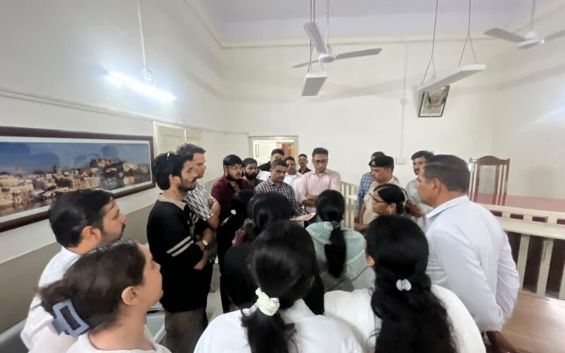 उदयपुर: मेवाड़ की वीरांगनाओं के पोस्टर छीनने पर आक्रोश, कलक्टर को सौंपा ज्ञापन