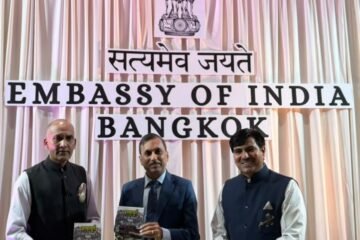 थाईलैंड मेँ भारतीय दुतावास पर पुनीत अग्रवाल को पुस्तक की प्रति भेट की