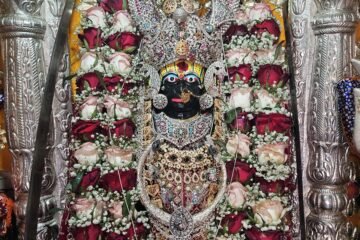 मुंह में त्रिशूल धारण कर भक्तों को दर्शन देने निकलीं मां नारसिंह भवानी, हजारों श्रद्धालुओं के साथ निकली भव्य सरोवर यात्रा