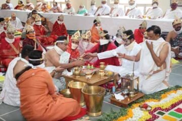 सूरजपोल दादावाड़ी में भक्तिभाव से संपन्न हुआ 54 जोड़ों का दादा गुरुदेव महापूजन