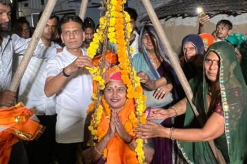  घी, दूध और दही से तौलकर पालिका अध्यक्ष ममता चपलोत, उपाध्यक्ष श्रेया गर्ग और राजेश चपलोत का किया अभिनंदन