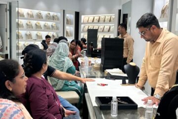 करवा चौथ पर अलंकार ज्वेलर्स में खरीदारी की धूम, ग्राहकी ने तोड़े रिकॉर्ड