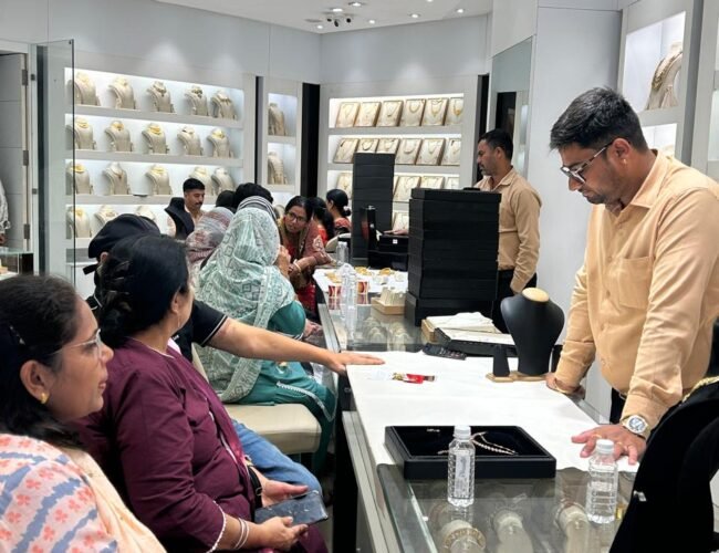 करवा चौथ पर अलंकार ज्वेलर्स में खरीदारी की धूम, ग्राहकी ने तोड़े रिकॉर्ड