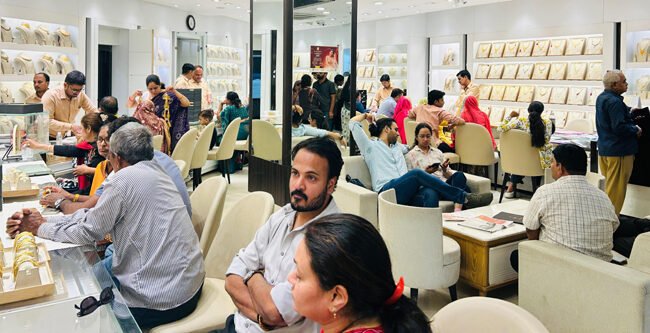 करवा चौथ पर अलंकार ज्वेलर्स में खरीदारी का खास मौका, सोने-चांदी के भाव घटने के साथ मेकिंग चार्ज में भी राहत