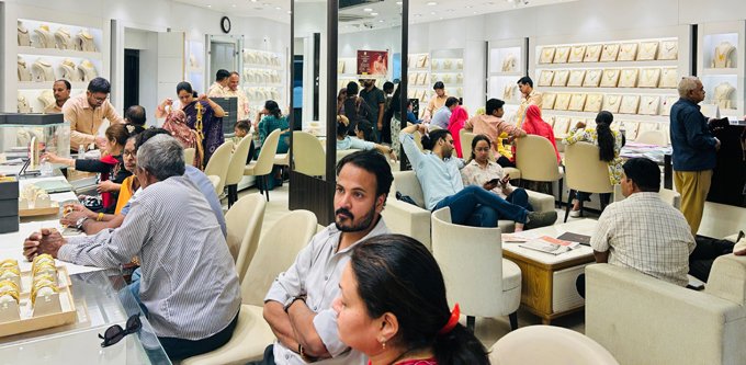 करवा चौथ पर अलंकार ज्वेलर्स में खरीदारी का खास मौका, सोने-चांदी के भाव घटने के साथ मेकिंग चार्ज में भी राहत