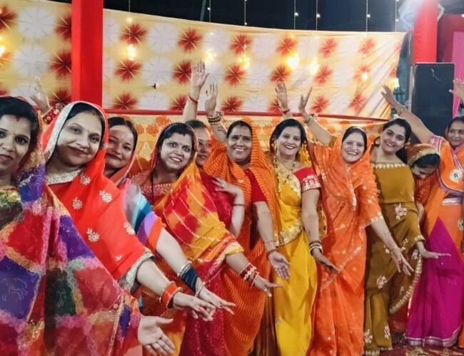 नवरात्रि का दूसरा दिन : औदिच्य समाज के गरबा महोत्सव में देर रात तक गूंजे डांडियों के स्वर
