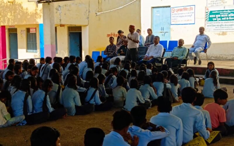 प्रतापगढ़ के विद्यालयों में नशा मुक्ति जागरूकता कार्यक्रम आयोजित, विद्यार्थियों को दिलाई शपथ