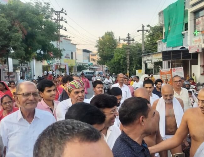 सेक्टर-14 में गूंजे जयकारे, मुनि श्री आदित्य सागर जी ससंघ का भव्य मंगल प्रवेश