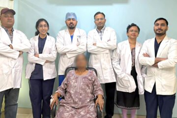 गीतांजलि हॉस्पिटल में आधुनिक दूरबीन विधि से जटिल सर्जरी सफल, 80 वर्षीय महिला स्वस्थ होकर लौटीं घर