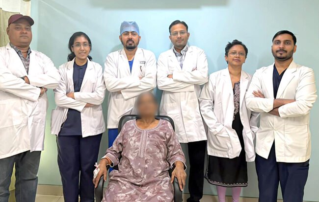 गीतांजलि हॉस्पिटल में आधुनिक दूरबीन विधि से जटिल सर्जरी सफल, 80 वर्षीय महिला स्वस्थ होकर लौटीं घर