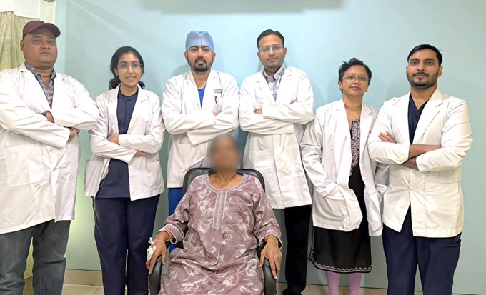 गीतांजलि हॉस्पिटल में आधुनिक दूरबीन विधि से जटिल सर्जरी सफल, 80 वर्षीय महिला स्वस्थ होकर लौटीं घर