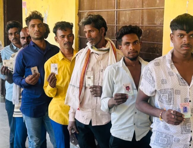 द्वितीय चरण: मतदाताओं में दिखा उत्साह, दिनभर बूथों पर रेलमपेल